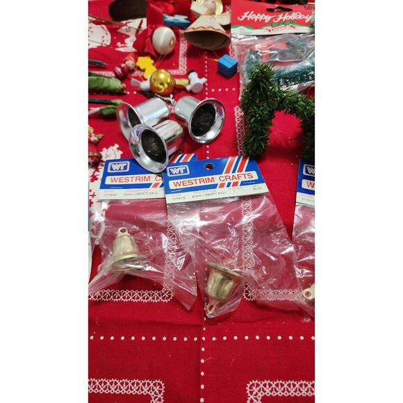 Vintage Christmas Ornament Lot Wreaths Bells Figurines Pinecones Leewards Westri - Picture 7 of 16